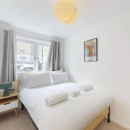 4 Bedroom Family Home On Piccadilly Line-2
