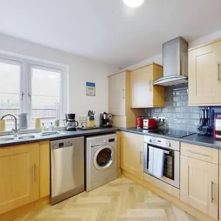 4 Bedroom Family Home On Piccadilly Line-3