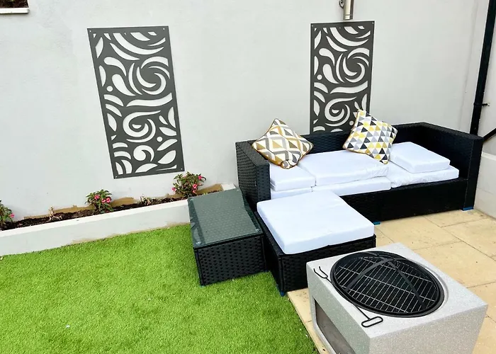 Cosy Trio: Flexible Stay Near Mall with Parking London